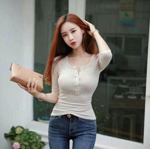 街拍|小姐姐爱穿牛仔裤,勾勒纤细修长身材,展现优美的曲线姿态