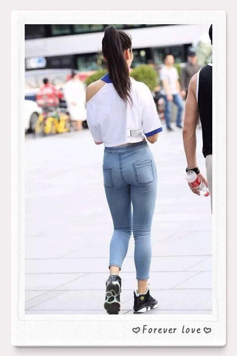 身材 紧身牛仔裤装扮时尚简单,大方又显气质和个性,展现你的好身材!