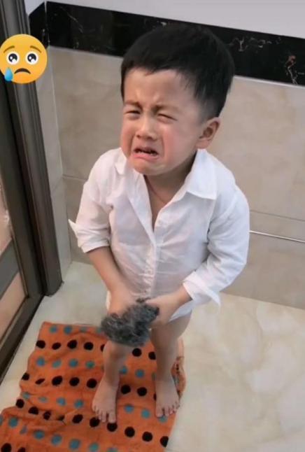 宝妈|帮爸爸搓澡被拒,儿子放声大哭超委屈,网友:这搓澡工具亮我一眼