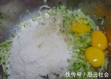 炸萝卜丸子时,面粉不可少,再加这3样,外酥里嫩,天天吃不腻