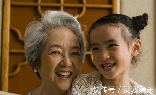 孙子|48岁奶奶接孙子,偶遇48岁妈妈接娃,相同年龄,不同人生