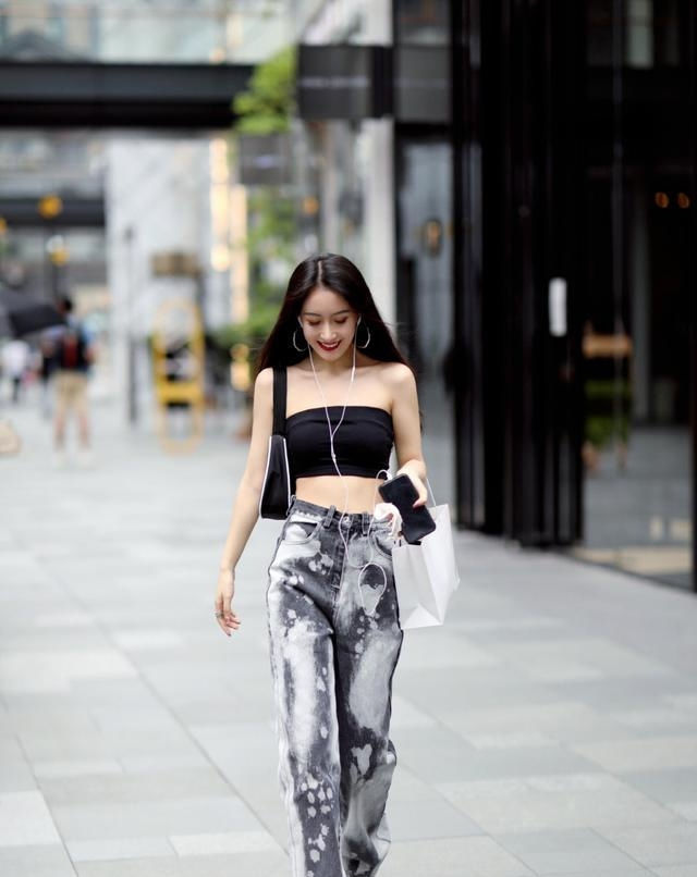 路人街拍,美女卡其色针织衫搭配健美裤,女人味尽情绽放