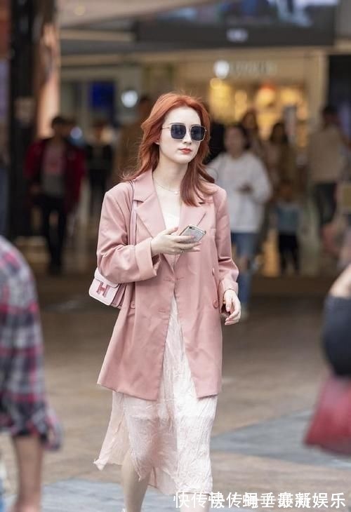 搭配 时尚的姑娘喜欢粉色,这些粉色服饰搭配,既显成熟稳重、又显年轻