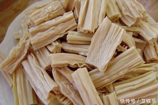 泡腐竹时,别再直接放在水里泡,教你一招快速泡发腐竹