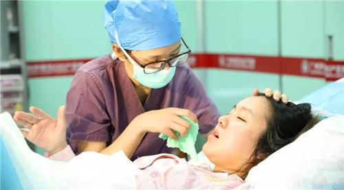 宝宝|生完小孩后,医生如果再次把手伸进产道,可能是在救产妇