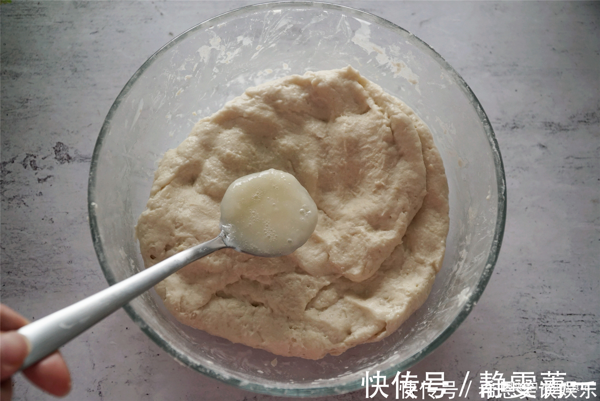 做馅饼,和好面直接包可不行,多加一步,松软酥脆,放几天都不硬