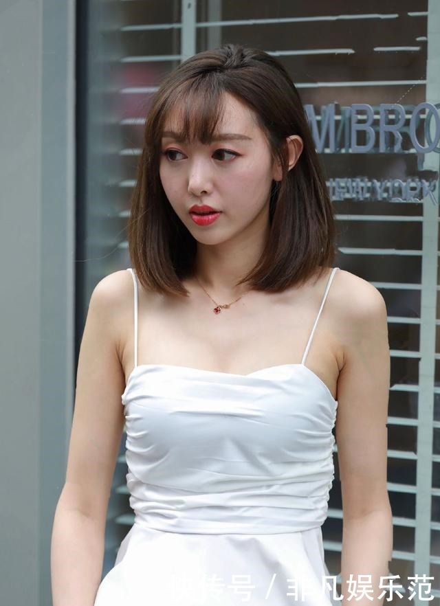 裙子|街头美女的清凉造型,把“吊带背心”当裙子,将“裤腿”剪短