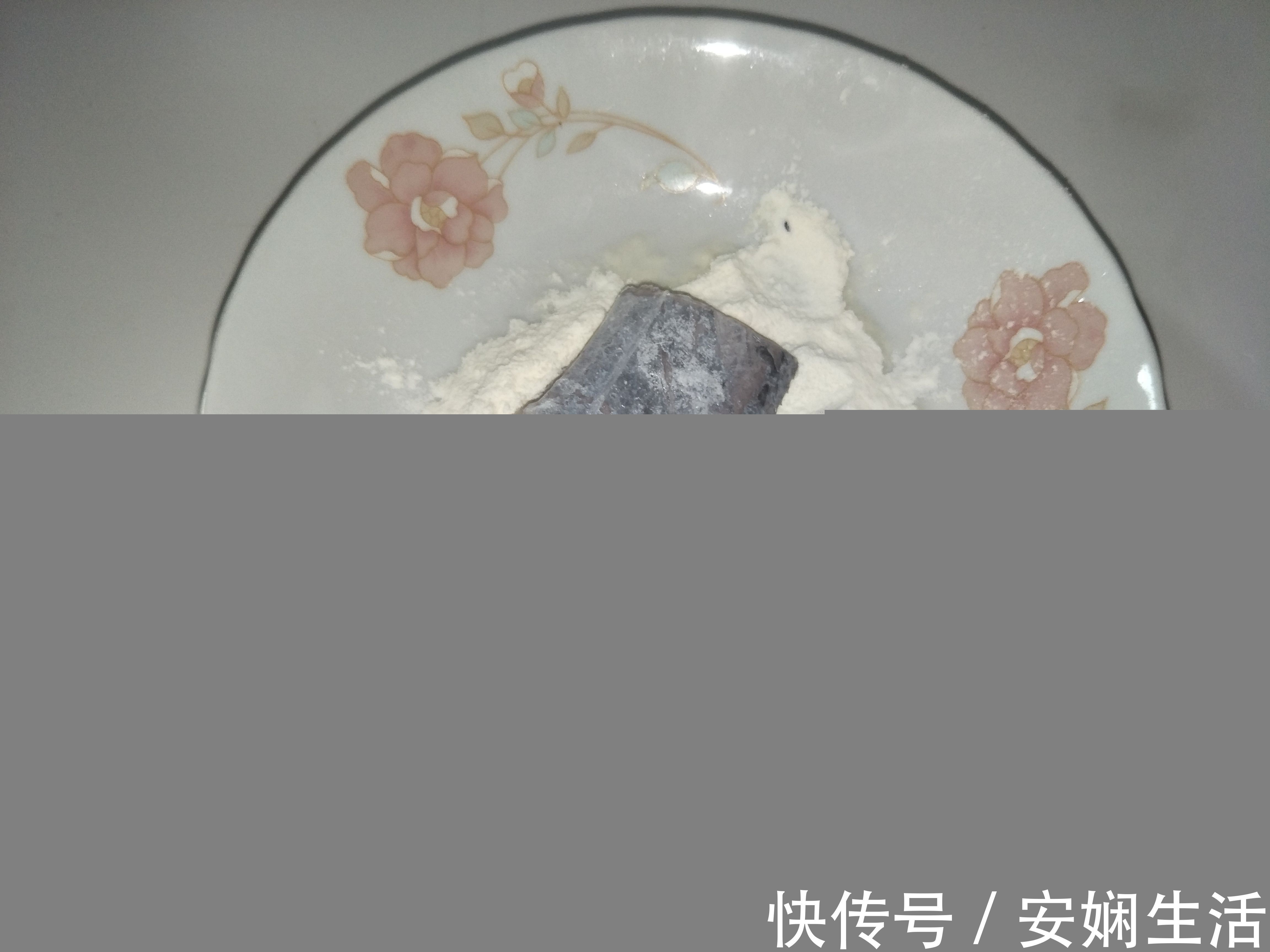 冬天煎带鱼时,别挂面糊了,简单蘸一蘸,出锅酥到掉渣