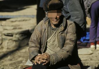 乌拉乌拉|父亲吃饺子，被乞丐打碎了碗，饺子撒一地，土狗吃一口死了