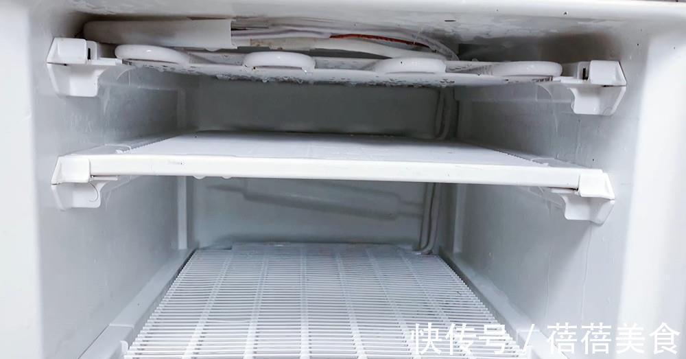冰块|冰箱结冰时,不要铲也别敲,教你一个土方法,5分钟冰块全掉下