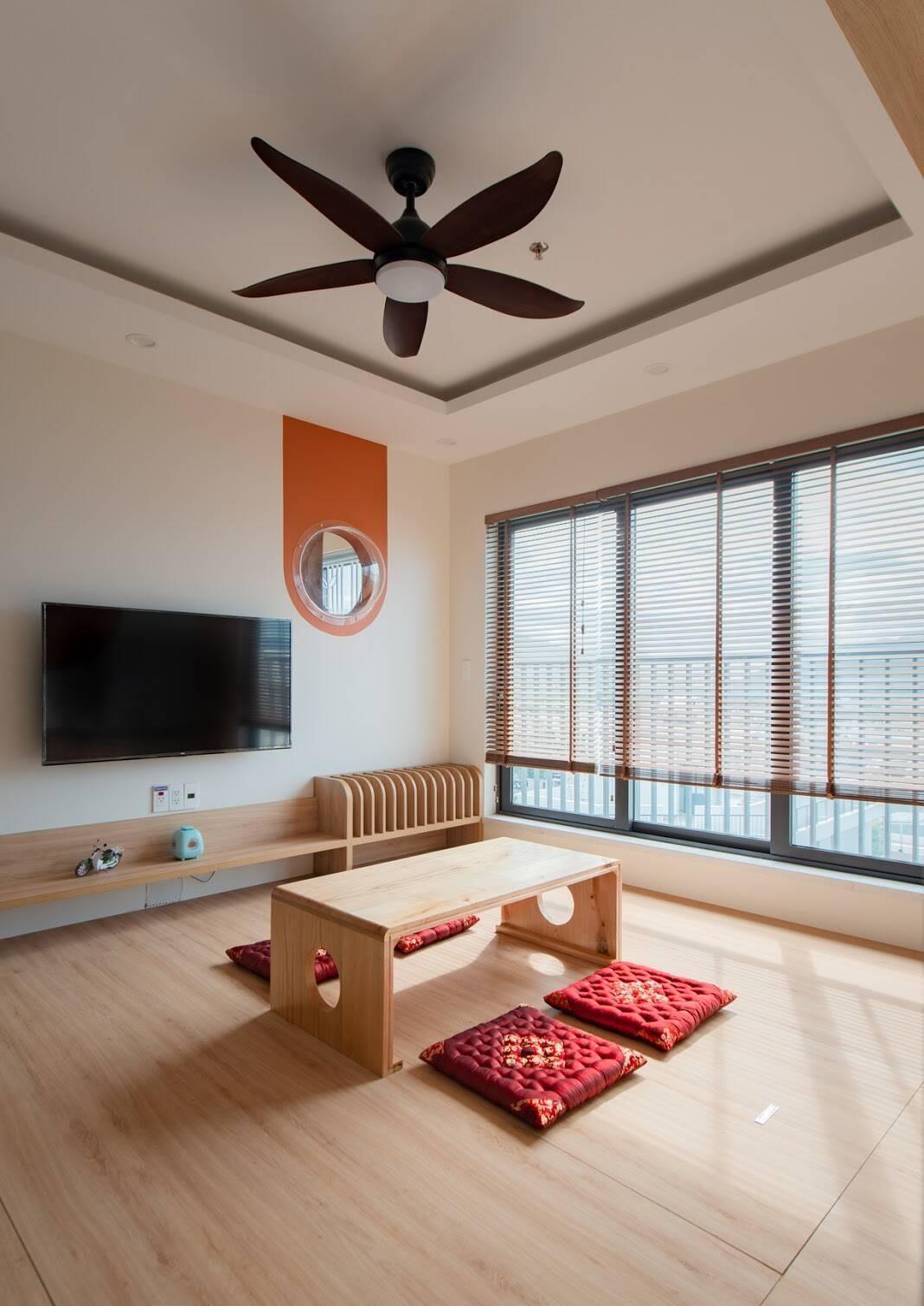 收纳|78㎡“去客厅化”，扔掉沙发靠墙打5cm高地台，一家5口越住越宽敞