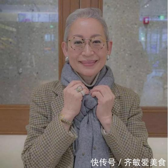 女人|女人要体面活！68岁姥姥口红只用豆沙色，白衬衫必须搭珍珠项链