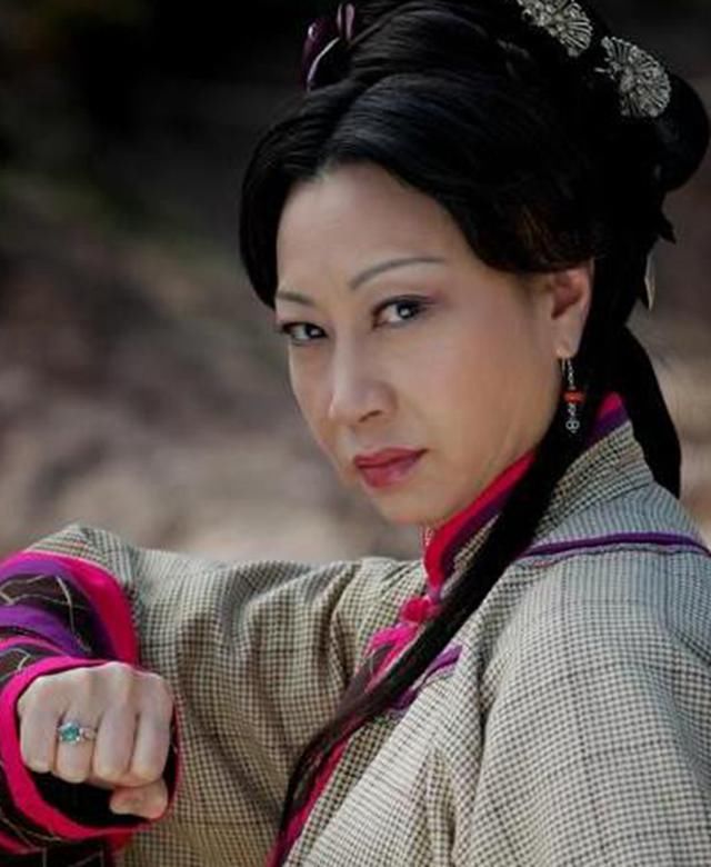 被周星驰三请出山,上怼洪金宝下骂成龙,包租婆元秋究竟有何背景