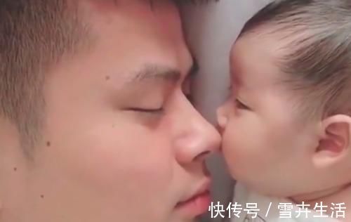 父女|自从有了女儿,爸爸都是这么睡觉的,妈妈看到画面觉得酸