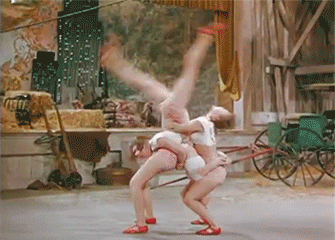 |搞笑GIF段子：不是说女追男隔层纸吗？这也太好追了吧，哈哈哈哈