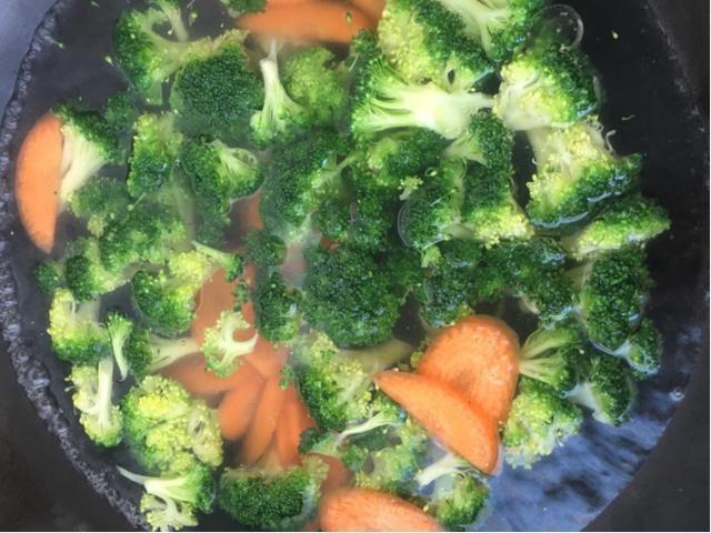 西兰花别再傻傻的只焯水,入锅前多1步,脆绿还入味