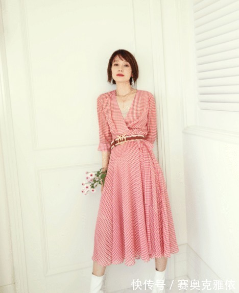 马伊琍|马伊琍真是中年女性穿搭典范,一袭黑色连衣裙成熟优雅,端庄稳重