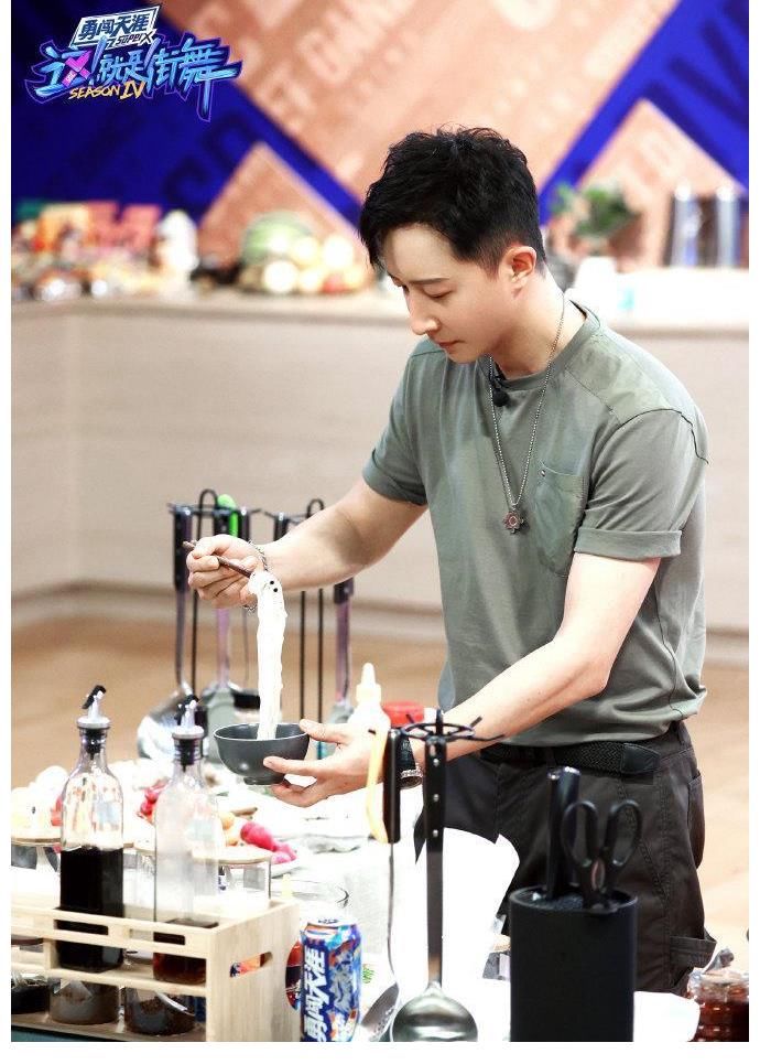 王一博|好暖心！韓庚偷偷給王一博做生日面，王一博邊吃邊猛點(diǎn)頭狂贊：好吃！