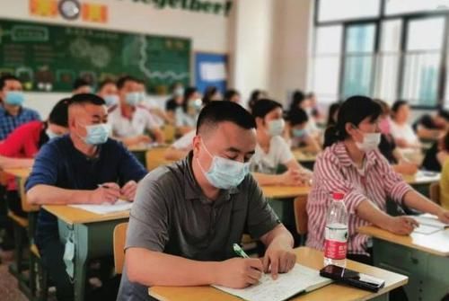 100÷10=10被打叉，家长去学校要说法，反遭老师“打脸”