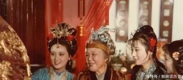 宝玉$贾府中秋团圆的宴席上,这一幕深深刺痛林黛玉,她中途离席了