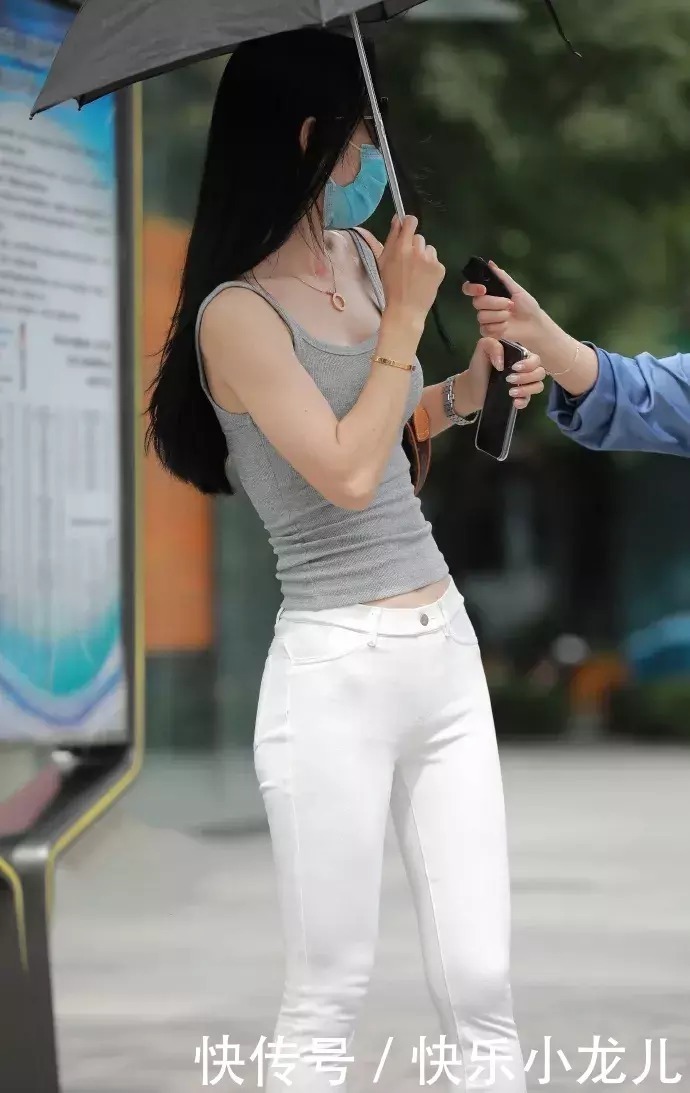 穿搭穿针织衫搭配白色八分裤,清爽又减龄