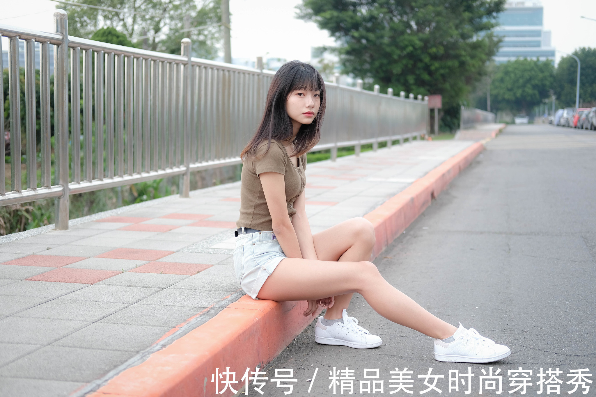 搭配|水洗白的牛仔裤上身搭配一件短袖针织小衫,夏日里穿着清爽舒适