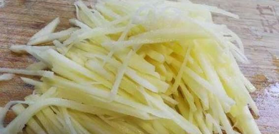 不腻|孩子早餐就馋这饼,一个土豆俩鸡蛋,10分钟就出锅,天天吃都不腻