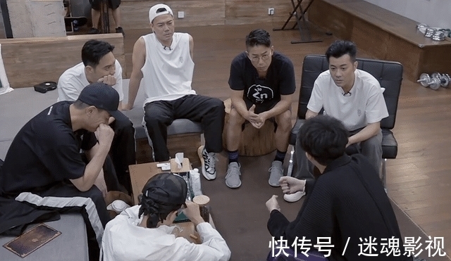 摇滚|“大湾区”遗憾败北,面对李云迪被淘汰,陈小春的头就没抬起来过