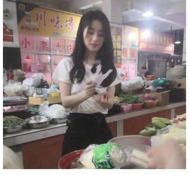 晓明哥|网曝《中餐厅》录制照，赵丽颖黄晓明菜场买菜，颖宝变得更漂亮了？