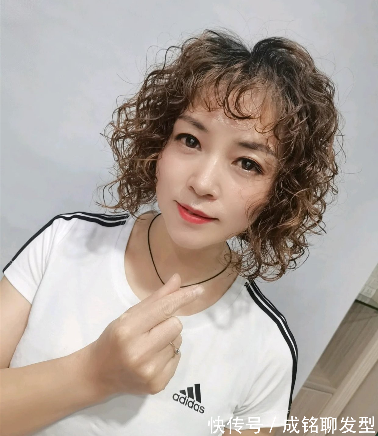 暗淡|哪些发型会让人显老？了解这三个细节，轻松做出时尚减龄的好发型