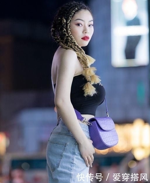 街拍:个高青春的美女,性感时尚穿着惹来无数羡慕的眼眸!