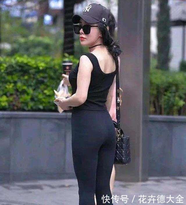 高跟鞋 美女脚上一双绿色的铆钉的设计的尖头高跟鞋，显得十分精致与时尚