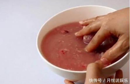 排骨别再用开水焯了,往水里放点它,血水和脏东西自动跑出来!