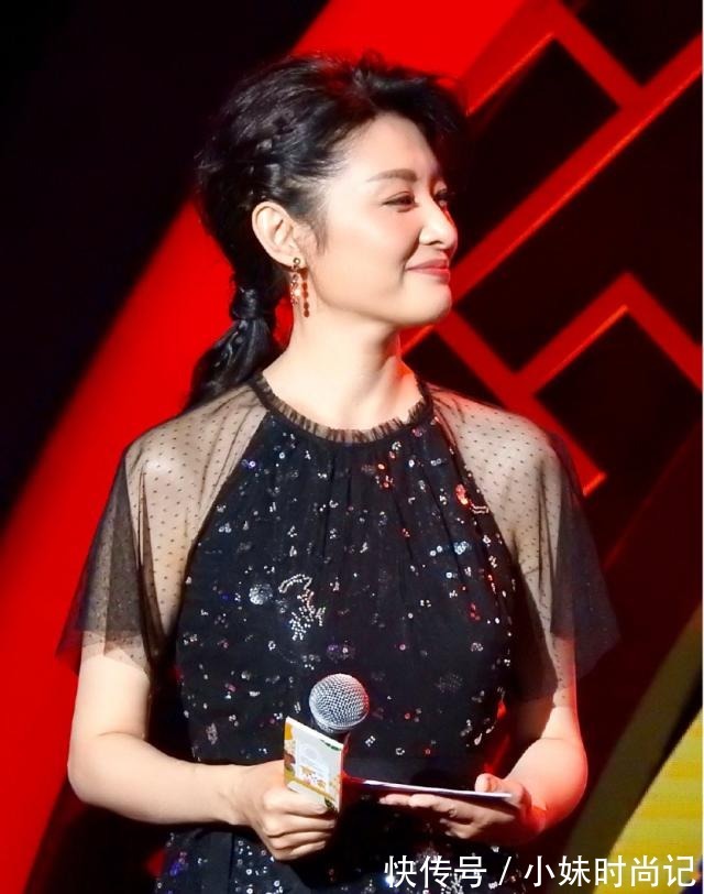 连衣裙 著名主持人“周涛”真会穿!深红色镂空连衣裙搭配扎发,优雅大气