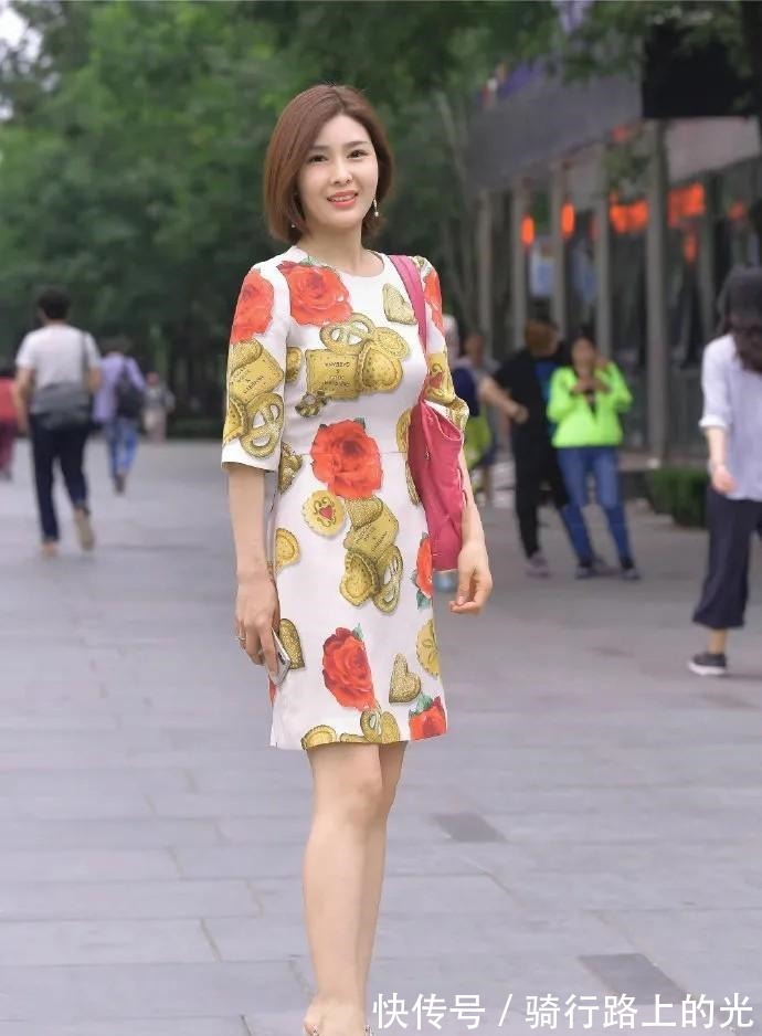 女生们 时尚减龄的连衣裙,搭配精致有型的高跟鞋,清新自然又温柔!