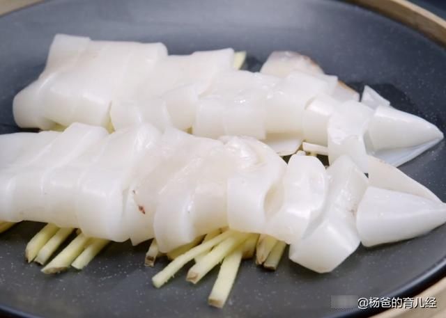 鱿鱼的美味新吃法，鲜嫩脆爽又营养，适合孩子的解馋美食