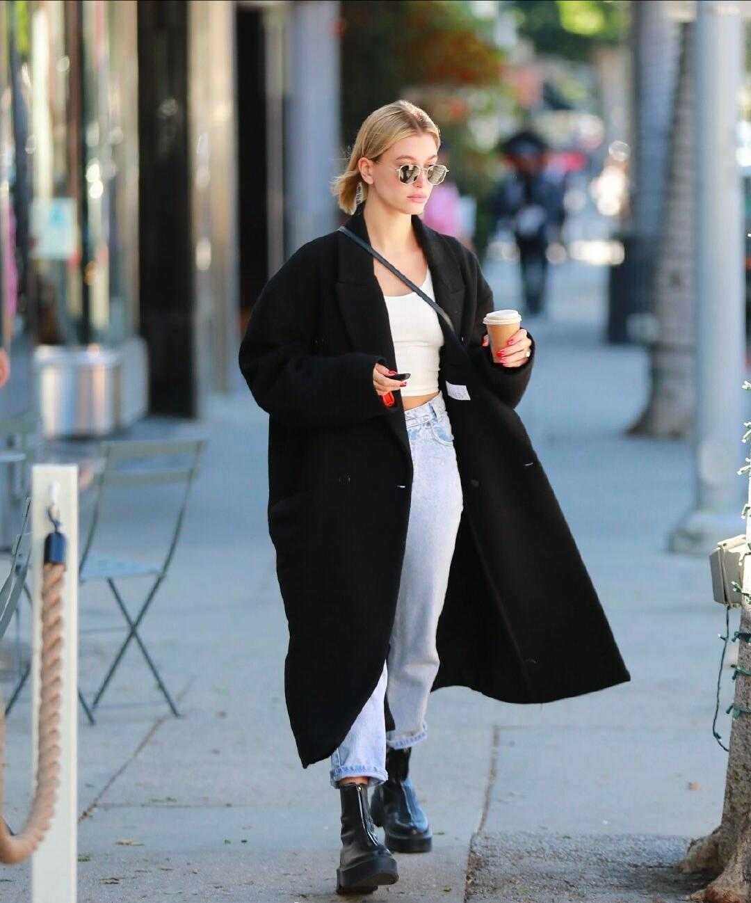 被“张钧甯”气质惊艳!穿黑色大衣搭配牛仔裤走机场,美出新高度