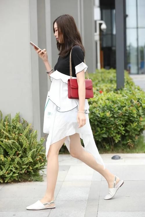 黑白相间的连衣裙，搭配红色时尚单肩包，穿出清新又减龄的少女感