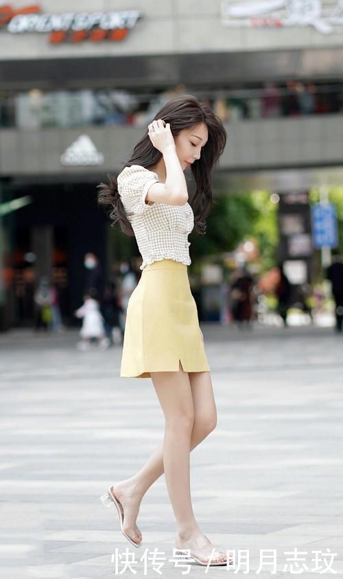 美女的都市气息太强了，裙子打扮轻松展现