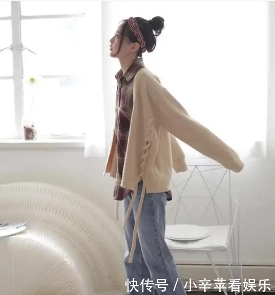 人手一件的“针织开衫”，早春试试这样搭配，很温柔又好看