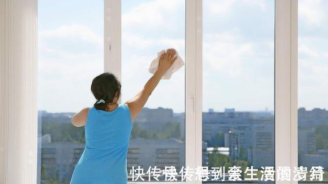 家政阿姨|擦玻璃,不要用洗涤剂,家政阿姨教我一招,干净透明不落灰