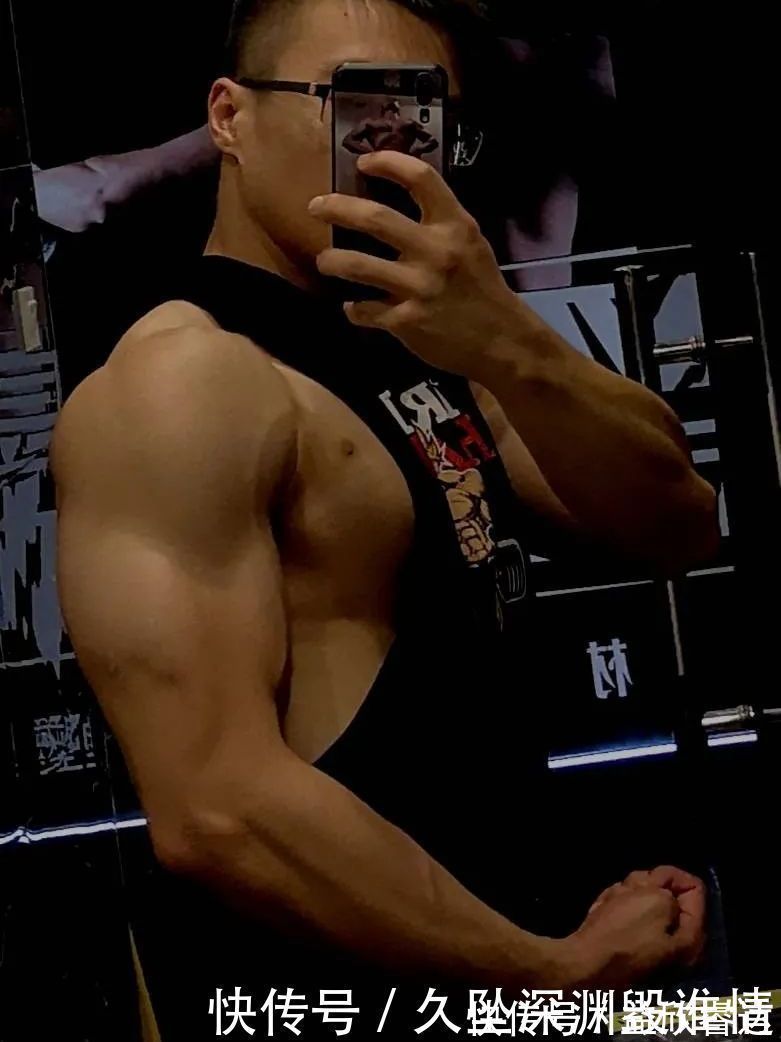 小哥|从格斗到撸铁,眼镜肌肉男大秀好身材,8块腹肌公狗腰,羡慕