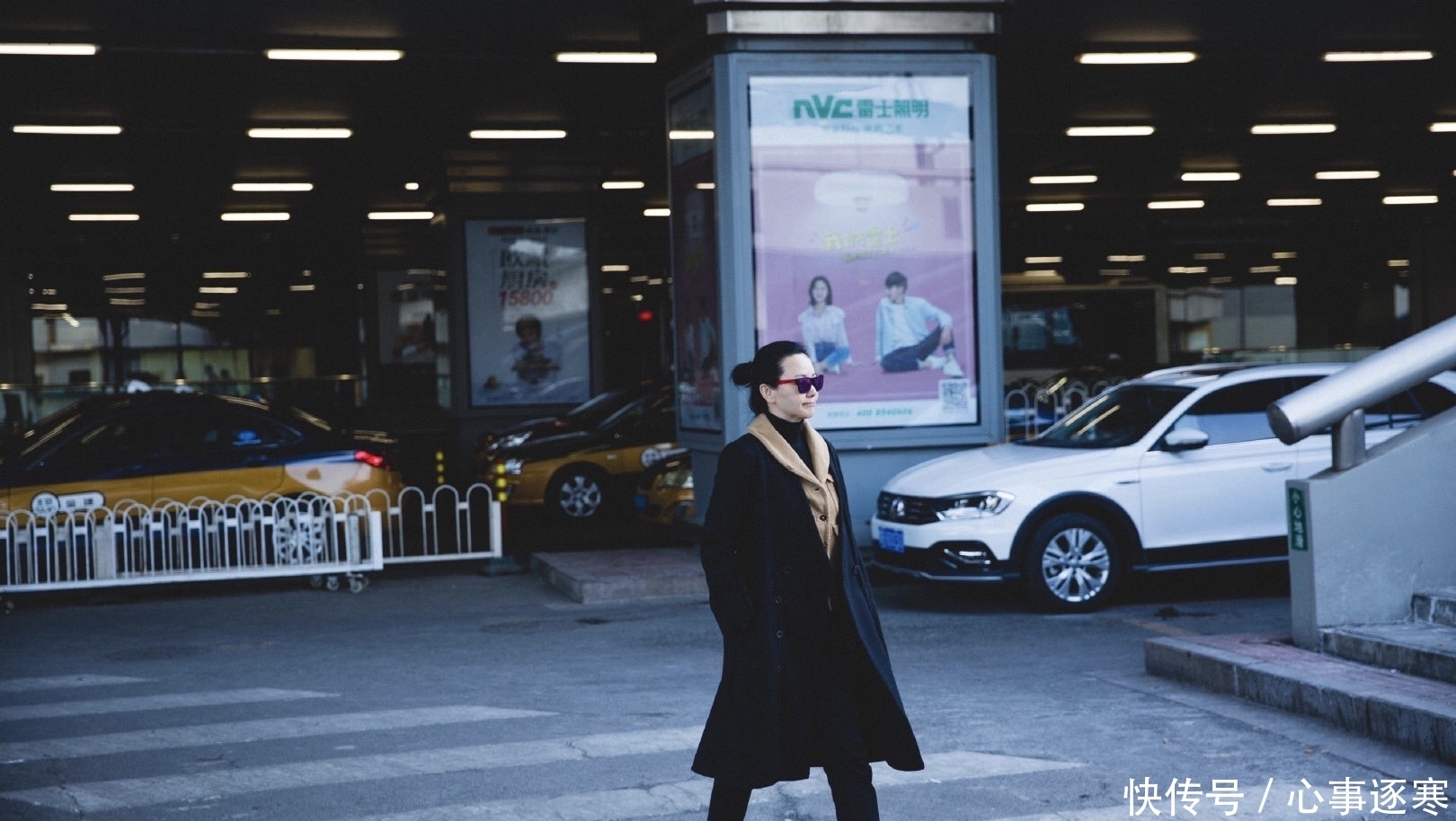 奔五的女人尽量不要大衣配靴子,学明星式穿搭,气质好到让人羡慕