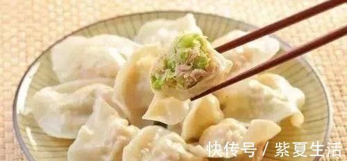 饺子|白萝卜丝用做饺子馅时,是直接焯一下还是用盐渍出水分,哪种方式较好?