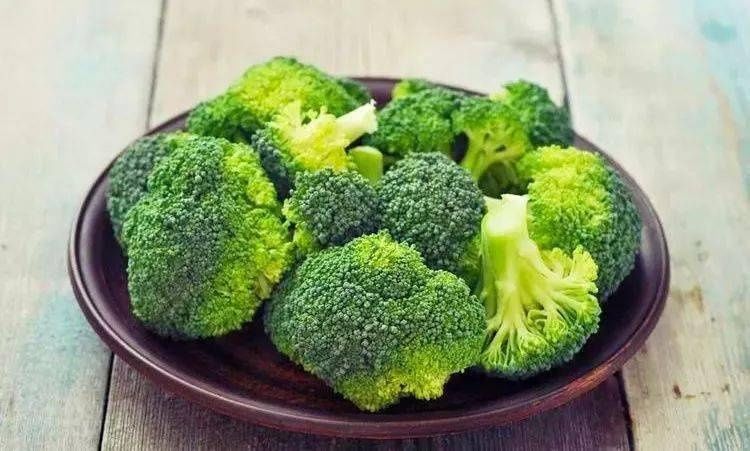 炒西兰花，不可直接下油锅！少这一步，西兰花发“蔫”