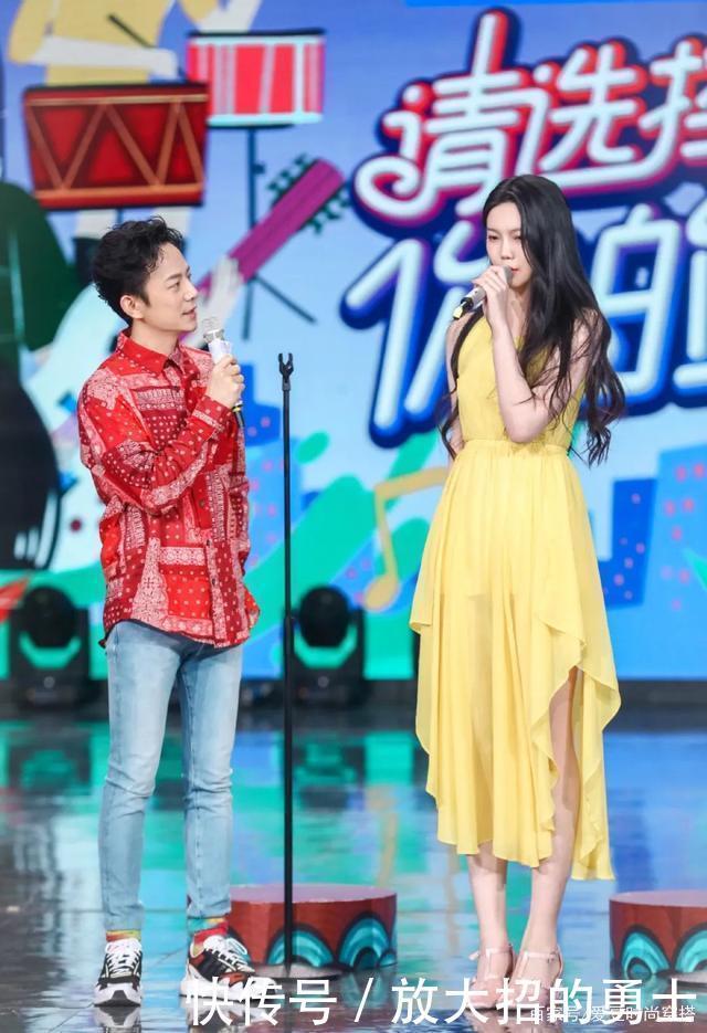 除了淡黄色,今年更流行“奶油黄”穿搭,气质又显白