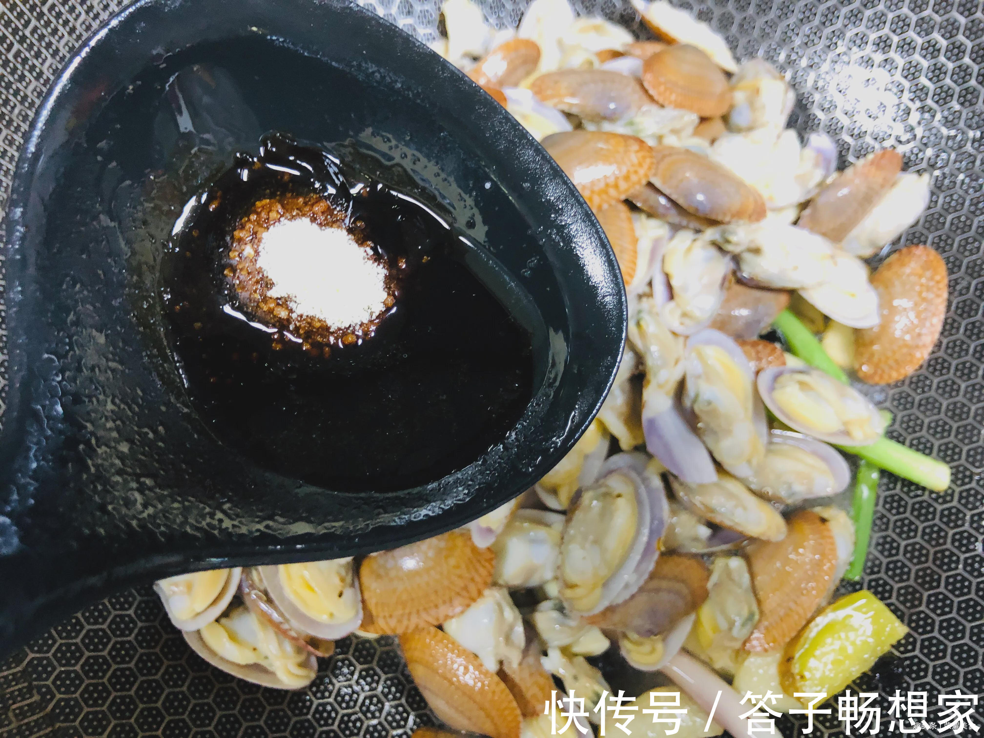 炒花甲很简单，用一个方法，就再也不怕吃到泥和沙子，学习一下吧