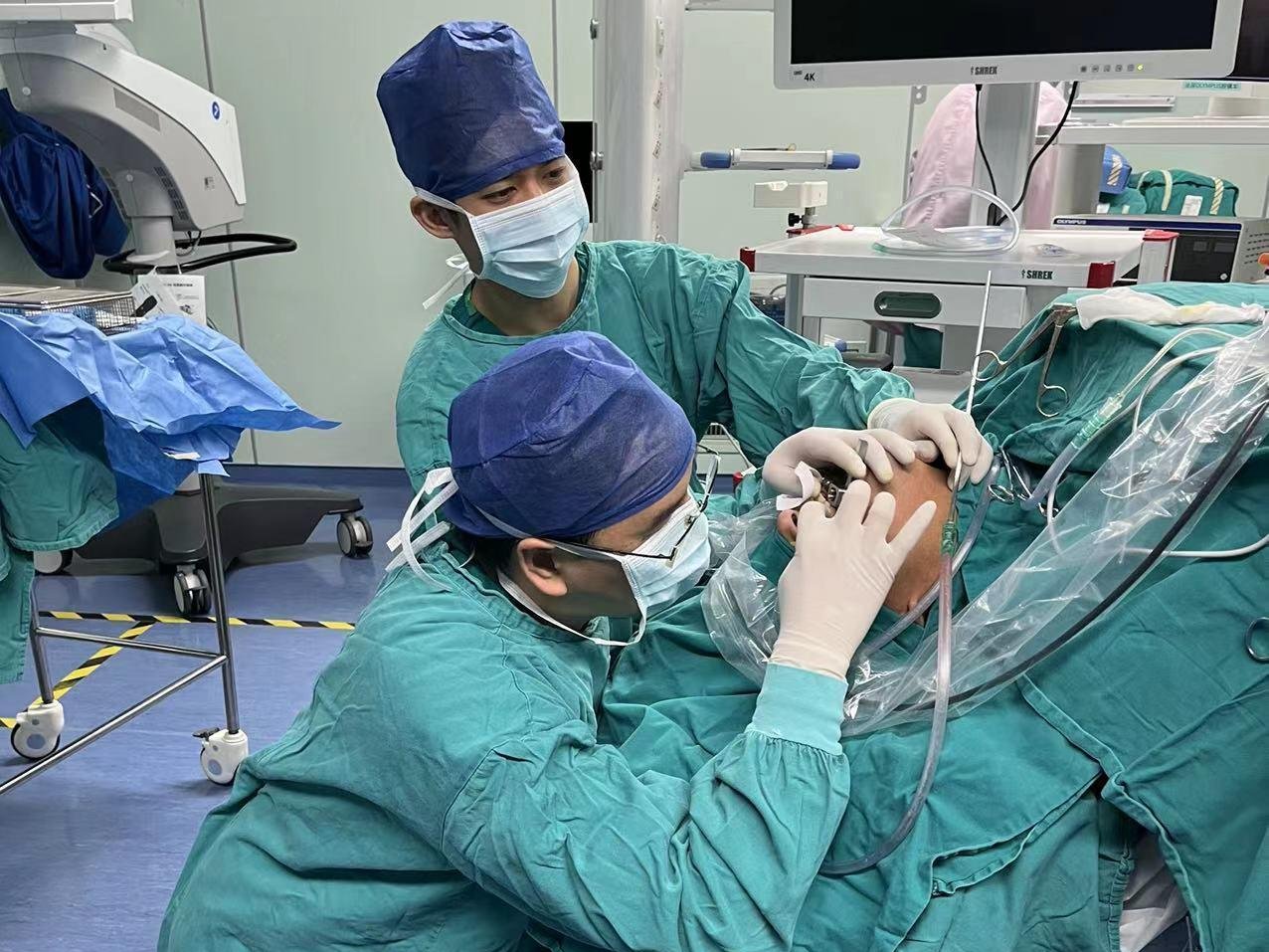 根蒂部|男子声音嘶哑以为是咽炎，医院检查发现竟是16厘米肿物“封喉”