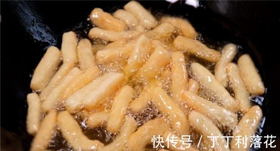 美食|糯米粉最好吃的做法,开水一煮,香甜酥脆,一次做一锅不够吃!