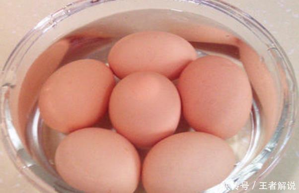 鸡蛋|煮鸡蛋,壳难剥?教你一个好方法,不用凉水激,也能轻松剥壳